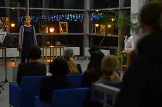 Január: sklárske a odevné odbory zorganizovali spoločnú výstavu "Hľadanie". V spolupráci s mestom Púchov tak prispievame k jeho kultúrnemu vyžitiu. Dúfame, že aj tento rok sa nám výstava v Mestskom divadle podarí. Už teraz avízujeme februárový termín...