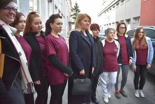 Január: našu spolupracujúcu firmu RONA navštívila pani prezidentka Zuzana Čaputová. Na návšteve stihla prehodiť zopár slov aj s našimi študentkami sklárkami, ktoré študujú v systéme duálneho vzdelávania...