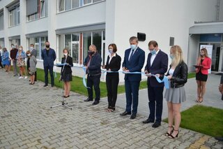 September: otvorenie školského roka. S hygienickými opatreniami, ale slávnostne! Nové priestory školskej jedálne a školských sklárskych dielní sme otvorili za účasti vzácnej návštevy TSK, poslancov NR SR, spolupracujúcich zamestnávateľov Continental a RONA.