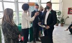 Máj: počas pandémie sme ostro sledovali aj situáciu ohľadom maturitných skúšok. Budú? Nebudú? Nakoniec sa maturovalo "administratívne", ale maturitné vysvedčenia si šťastní absolventi prišli prevziať osobne. Zapriali sme im veľa šťastia napriek ľahkej maturitnej skúške
