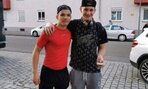 November: prišiel nám pozdrav z nemeckého Augsburgu. Máme tam totiž žiakov, ktorí stíhajú štúdium aj hokej. A Patrikovi Andrisíkovi, bránkarovi sa podaril neuveriteľný kúsok. Fandili sme všetci!