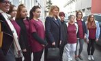 Január: našu spolupracujúcu firmu RONA navštívila pani prezidentka Zuzana Čaputová. Na návšteve stihla prehodiť zopár slov aj s našimi študentkami sklárkami, ktoré študujú v systéme duálneho vzdelávania...